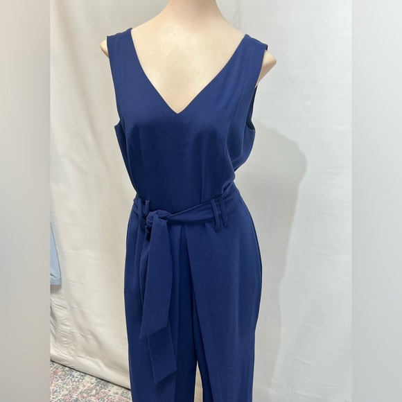 TAHARI Navy blue double V neckline sleeveless jumpsuit size 4. - Picture 8 of 16